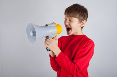 Megafon parlak zemin üzerine bağırarak çocuk