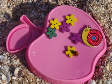 kum ande böceğinin üzerinde plaj oyuncakları
