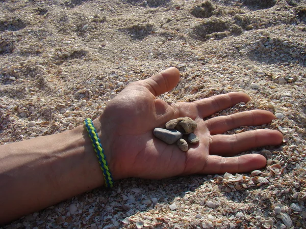 Strandsteine in der Hand — Stockfoto