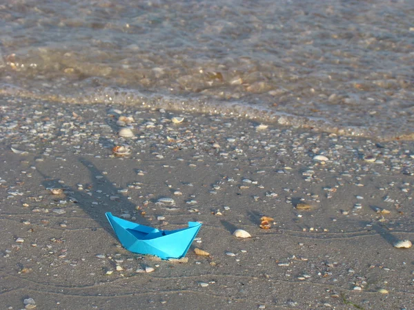 Blaues Papierboot am Strand — Stockfoto