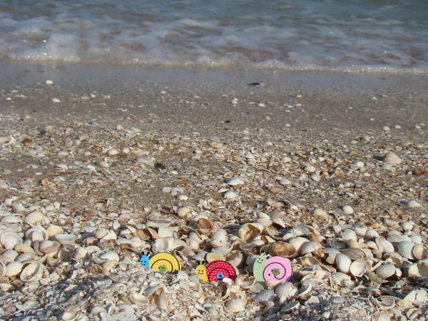 Bunte Spielzeugschnecken am Strand — Stockfoto