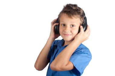 Beyaz arka plan üzerinde izole kulaklık ile genç çocuk