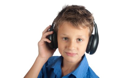 Beyaz arka plan üzerinde izole kulaklık ile genç çocuk