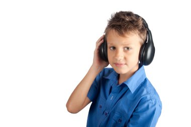 Beyaz arka plan üzerinde izole kulaklık ile genç çocuk