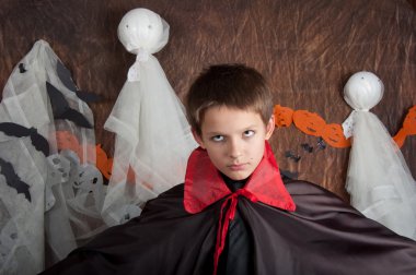 Cadılar Bayramı partisi için vampir gibi giyinmiş çocuk