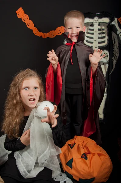 El niño y la niña con disfraces de Halloween —  Fotos de Stock