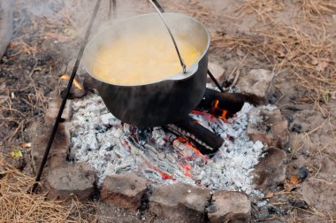 Yulaf lapası ateş üzerinde bir güveç pişirme