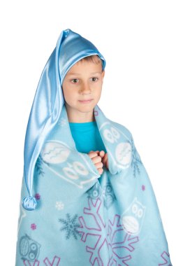 Mavi üzerine beyaz izole şapka uyuyan sevimli çocuk