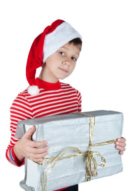 Gümüş kutu üzerinde beyaz izole tutan Santa şapkalı çocuk