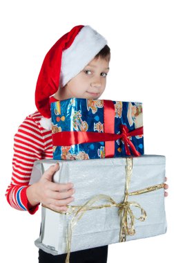 Noel Baba şapkalı izole kutuları tutarak şirin çocuk