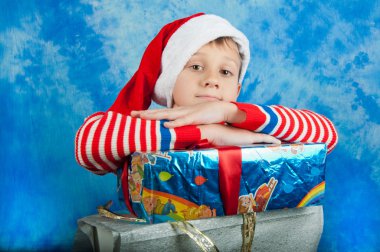 Noel hediyeler Santa hatlaying çocukta