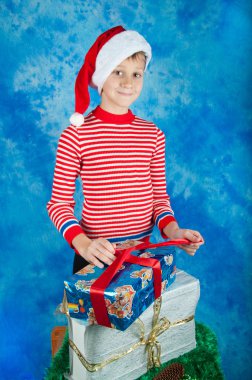 Santa şapka atmak isterseniz kırmızı kurdele kutusu içinde mutlu çocuk