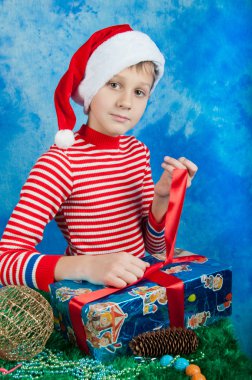 Santa şapka atmak isterseniz kırmızı şerit mavi kutu üzerinde çocuk