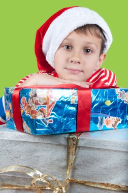 Kutulara döşeme kırmızı Santa şapkalı çocuk