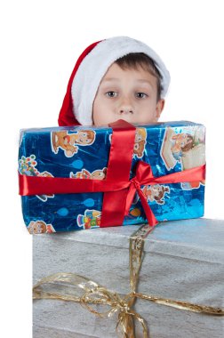 İzole kutuları saklanıyor kırmızı Santa şapkalı çocuk