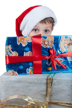 Kutuları saklanıyor kırmızı Santa şapkalı çocuk