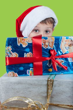 Kutuları saklanıyor kırmızı Santa şapkalı çocuk