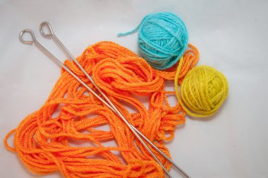 Yün ve örgü iğneleri