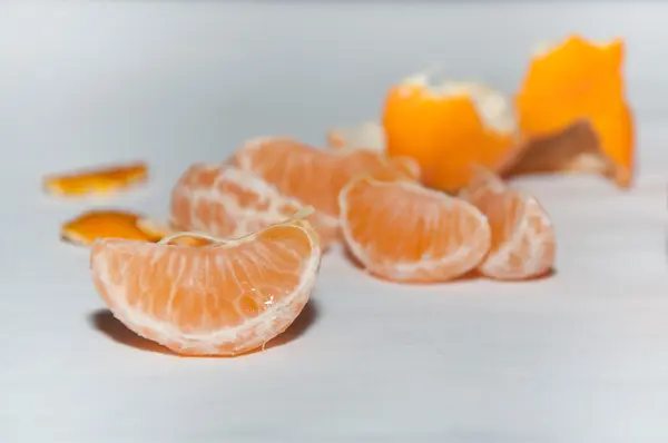 Mandarinenscheiben auf weißem Tisch — Stockfoto