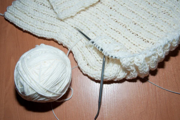 White knitting wool and needles — Stock Photo, Image