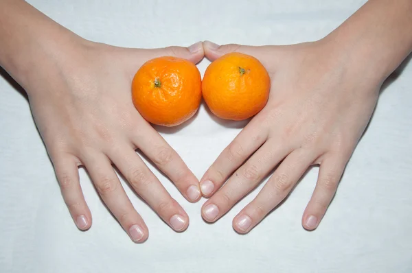 Mandarin citrus tangerine and hands on the table — Stock Photo, Image