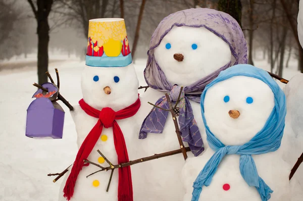Família de bonecos de neve ao ar livre — Fotografia de Stock