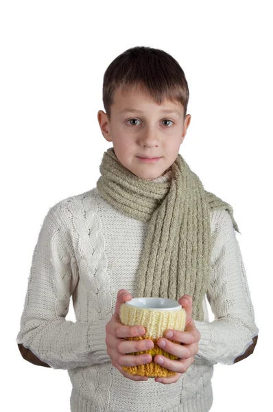 Симпатичный мальчик с чашкой изолированы на белом фоне — стоковое фото