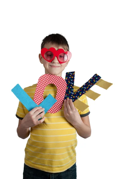 Lindo chico en gafas rojas con letras de papel amor — Foto de Stock
