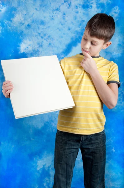 Lindo chico posando con una pizarra blanca — Foto de Stock