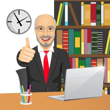 dizüstü bilgisayar ile çalışırken ofisinde el işareti kadar başparmak yapma kıdemli işadamı