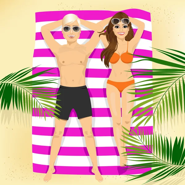 Casal feliz com óculos de sol deitado na toalha de praia colorida — Vetor de Stock