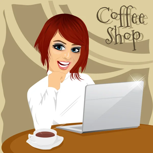 Vörös hajú fiatal csípő nő élvezi a forró kávét a kávézóban laptop — Stock Vector