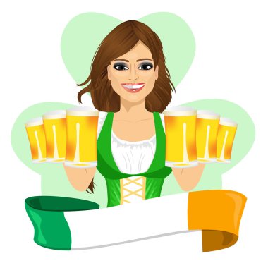 bira bardağı ve İrlandalı şerit, St Patricks Günü kavramı ile cüce kız