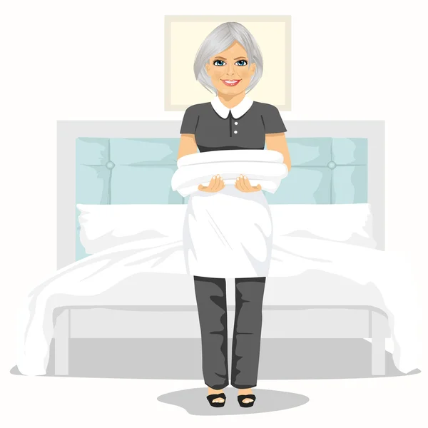 成熟的女佣女人用毛巾和床单。房子的保洁服务理念 — 图库矢量图片