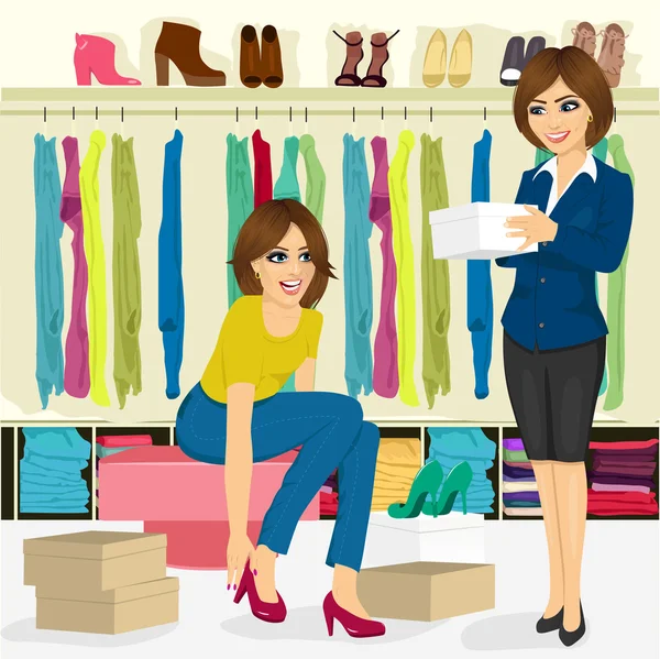Jovem mulher tentando em sapatos diferentes com a ajuda do assistente de loja de sapatos — Vetor de Stock