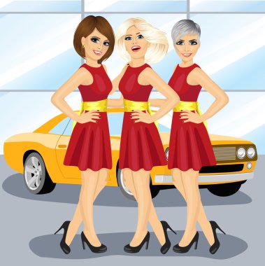 Sarı araba motor show ile üç güzel hostes kadın