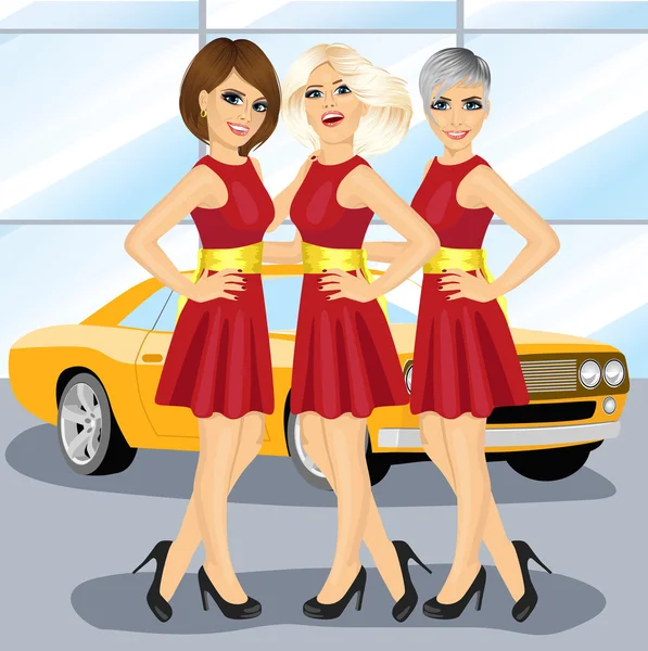 Tres hermosas mujeres anfitrionas por el coche amarillo en el espectáculo de motor — Archivo Imágenes Vectoriales