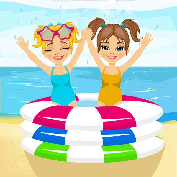 Милий маленький брат і сестра плавають в надувному басейні на пляжі — стоковий вектор