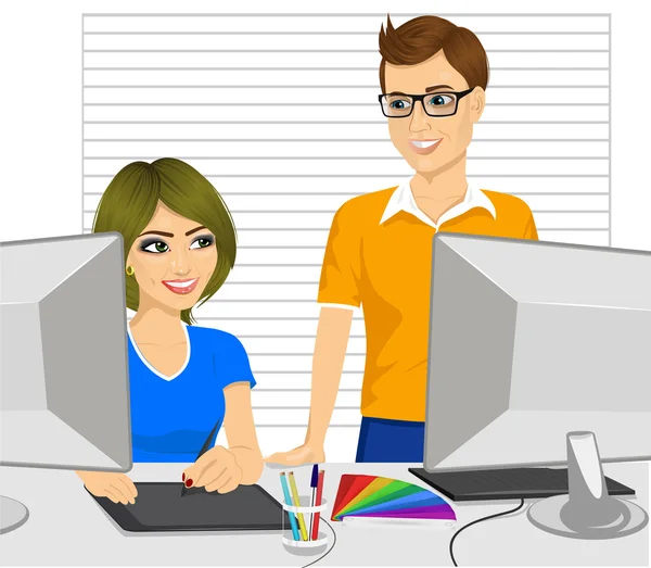Мужчина графический дизайнер партнер помогает своей коллеге-женщине, как работать с графическим планшетом — стоковый вектор