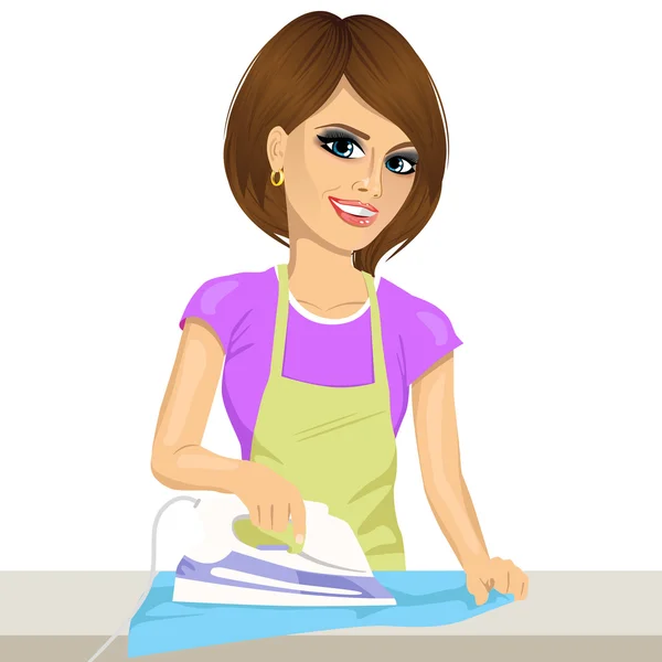 Feliz joven hermosa mujer planchando ropa. Trabajos domésticos — Vector de stock