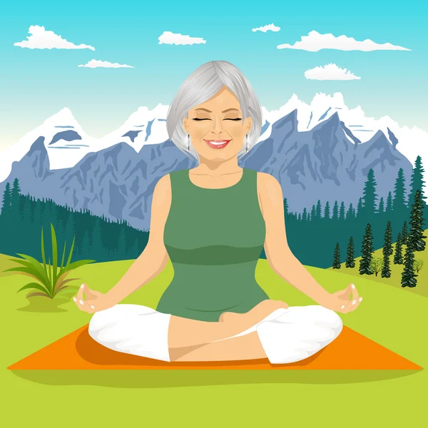 Mujer mayor meditando y ejercitando la posición de loto de yoga en las montañas — Vector de stock