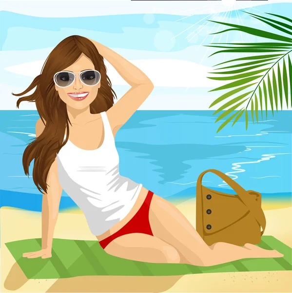 Belle brune avec des lunettes de soleil bronzant sur la plage assise sur une serviette — Image vectorielle