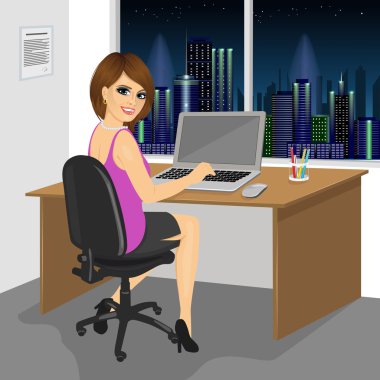 arkadan görünüşü oturan başarılı iş kadını ofiste dizüstü bilgisayar ile çalışma