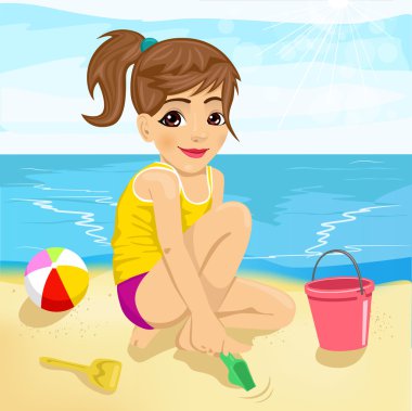 sevimli küçük kız sahilde kum ile oynamak