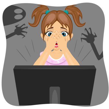 Internet üzerinde korku filmi izlerken yüzünü kaplayan küçük kız. Gölge hayalet duvar