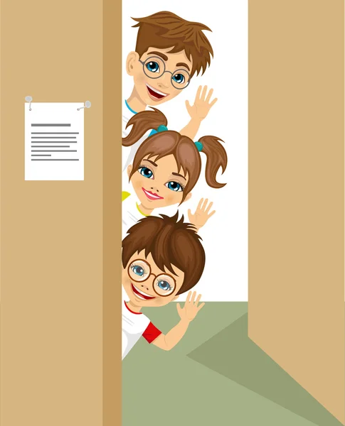 Niños lindos asomándose a la puerta saludando — Vector de stock