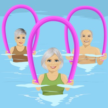 Üst düzey insanlar fitness sınıfı ile köpük silindirler eğlence merkezi yüzme havuzunda aqua aerobik yapıyor