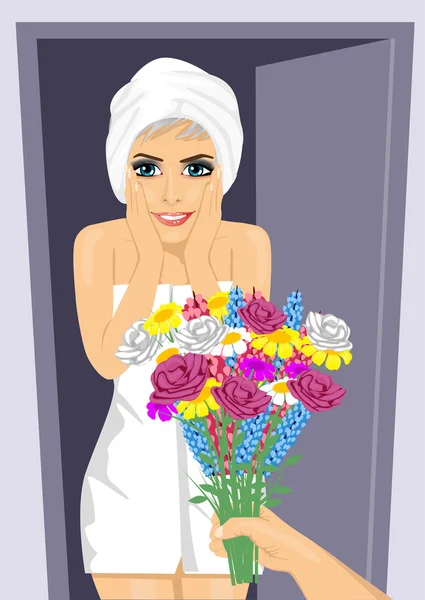 Mujer joven sorprendida envuelta en toalla blanca recibiendo ramo de flores de la mano de los hombres al lado de la puerta abierta — Vector de stock