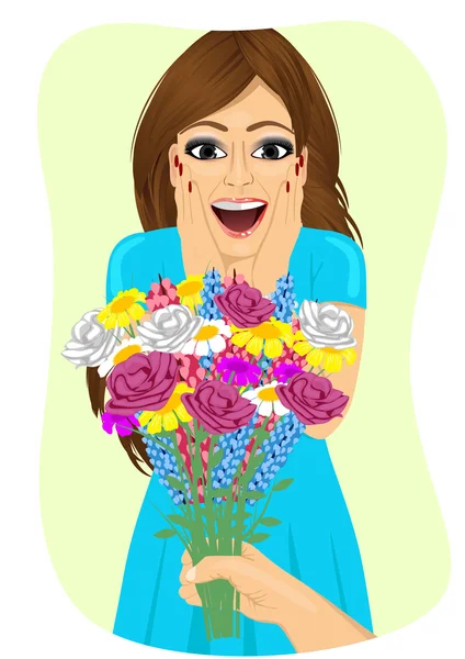 Surpreendida jovem mulher recebendo buquê de flores silvestres em uma data de mão dos homens —  Vetores de Stock