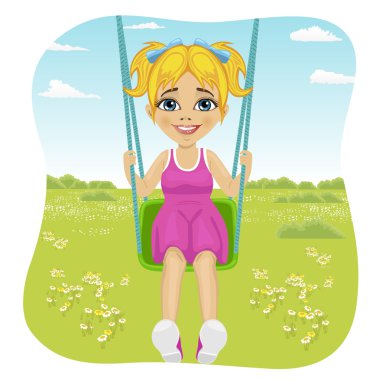 Sevimli kız yaz Park'ta bir salıncak üzerinde eğleniyor